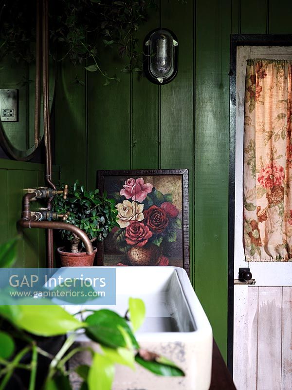 Lavabo dans la salle de bain pays peint en vert