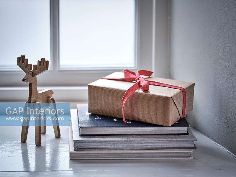 Cadeau de Noël et ornement de renne en bois - détail