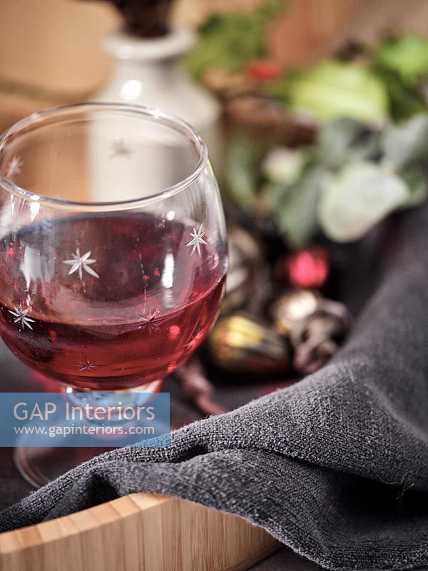Vin rouge en verre décoratif au moment de Noël