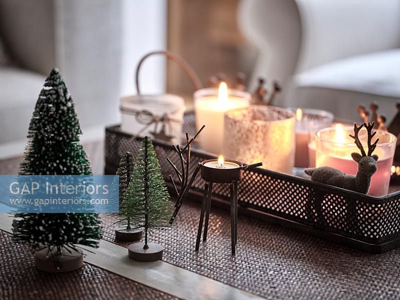 Décorations de Noël et bougies chauffe-plat sur table
