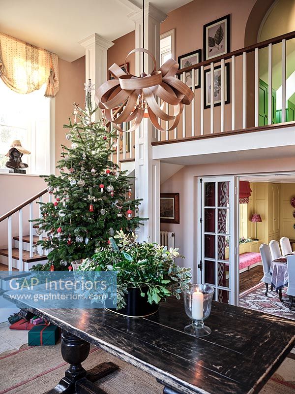 Couloir de style classique moderne avec arbre de Noël