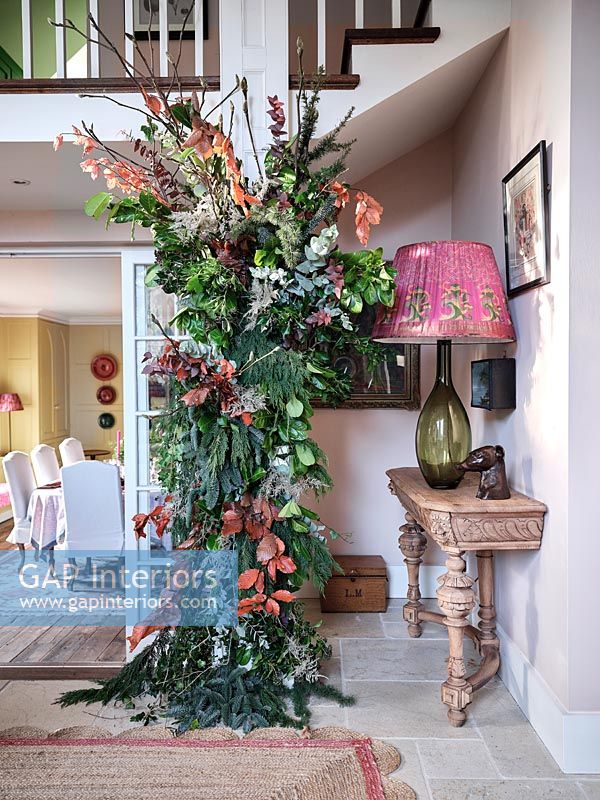 Grande guirlande de plantes et de fleurs dans le couloir de style classique