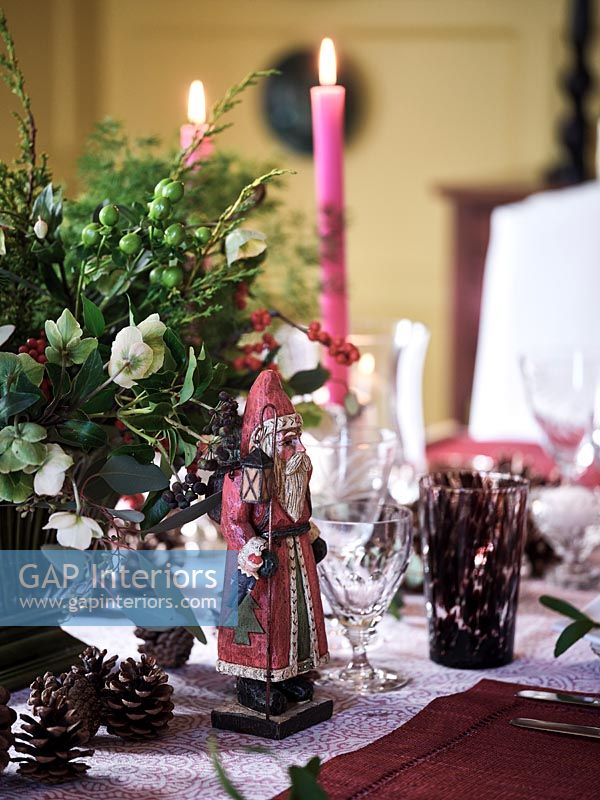 Table à manger classique décorée pour Noël - détail