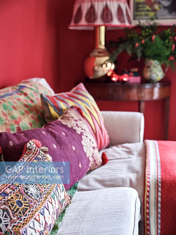 Détail de coussins à motifs colorés sur canapé