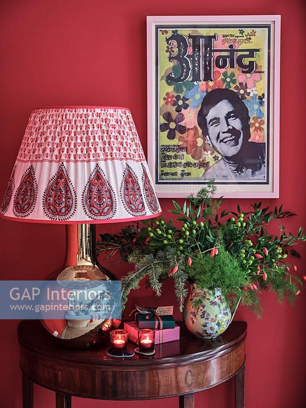 Abat-jour en tissu indien coloré et affichage de Noël sur table console