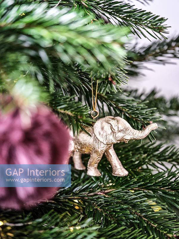 Décoration de Noël éléphant d'or sur l'arbre