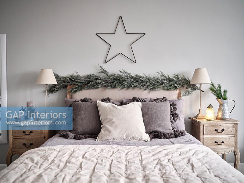 Guirlande et étoile au-dessus de la tête de lit dans la chambre moderne