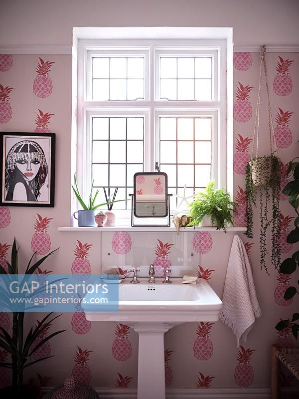 Papier peint ananas rose dans la salle de bain moderne