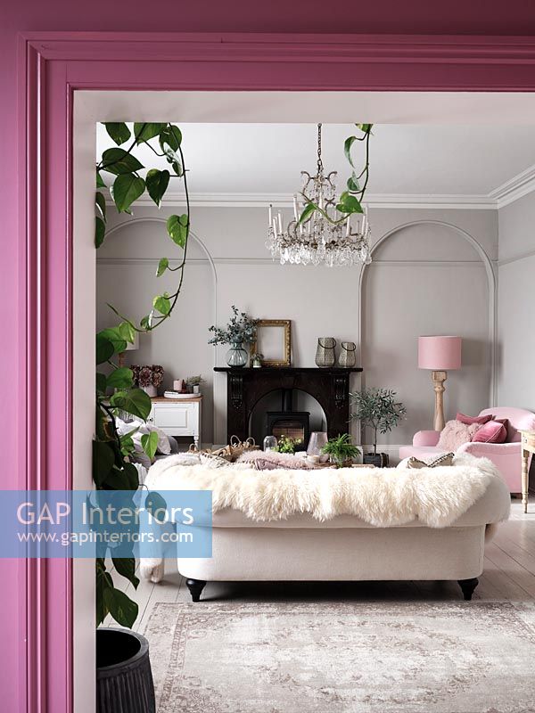 Mur peint en rose avec vue sur salon moderne