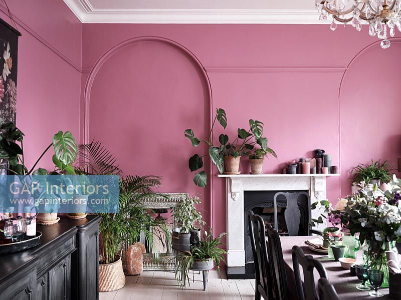 Salle à manger moderne aux murs peints en rose