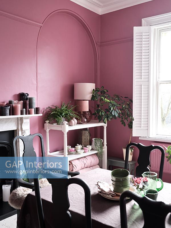 Salle à manger moderne aux murs peints en rose
