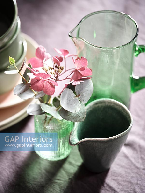 Fleurs d'hortensia rose dans un vase décoratif sur table à manger