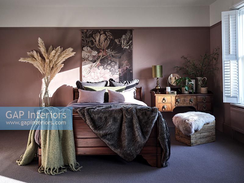 Chambre de campagne moderne avec murs peints en rose sombre