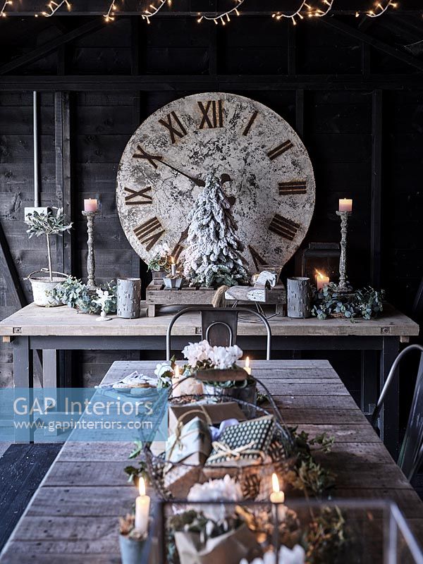 Grande horloge, décorations de Noël et lumières autour de la table
