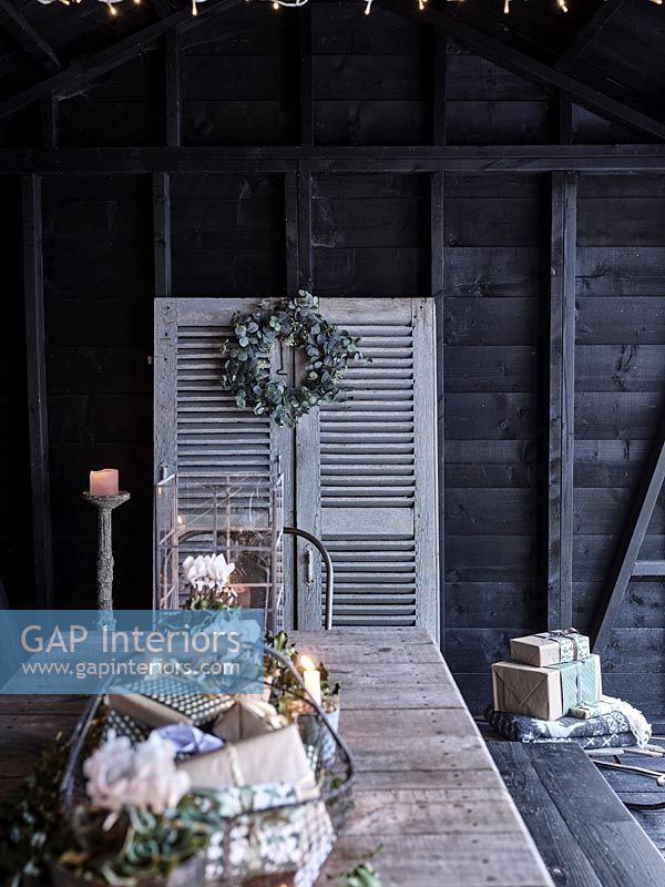 Table en bois extérieure sur terrasse couverte décorée pour Noël
