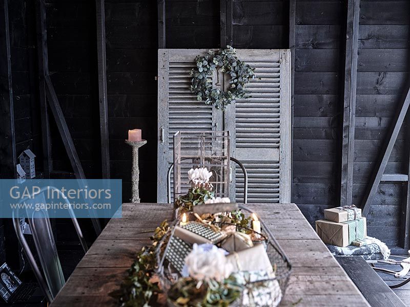 Table en bois extérieure sur terrasse couverte décorée pour Noël