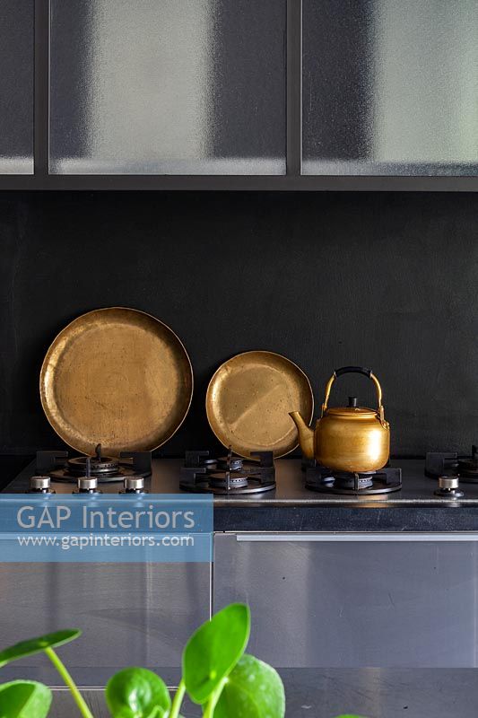 Plaque de cuisson à gaz noire avec plaques de cuivre décoratives et bouilloire