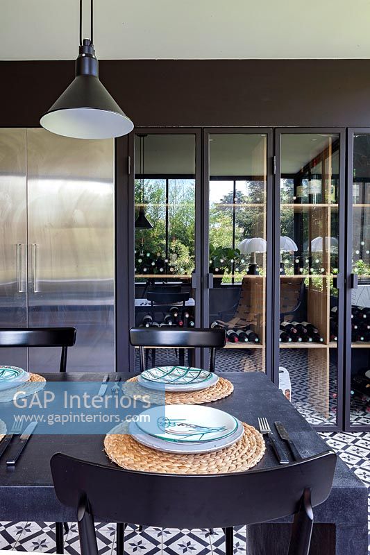 Grandes armoires de stockage de vin dans la cuisine-salle à manger moderne
