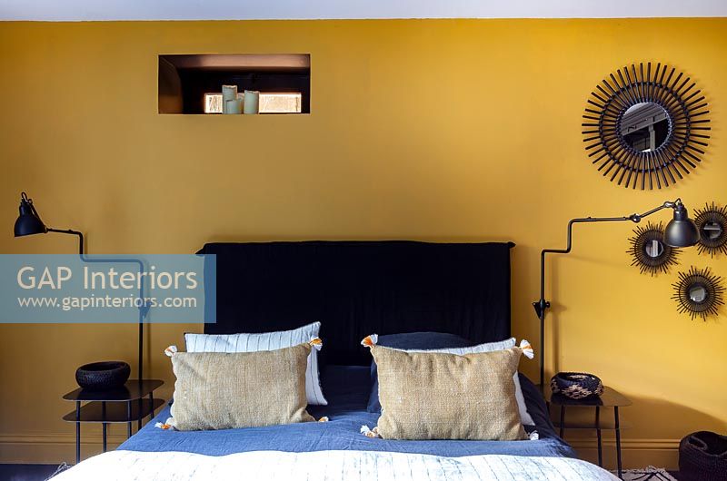 Chambre moderne noire et jaune