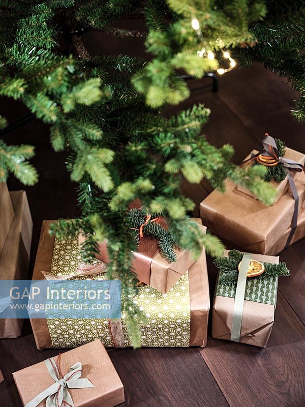 Détail de cadeaux de Noël sous l'arbre