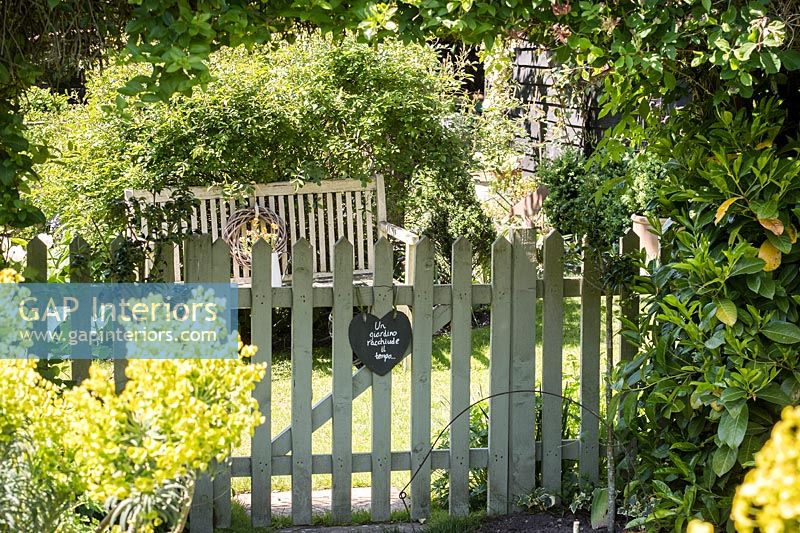 Jardin de chalet avec clôture et portail