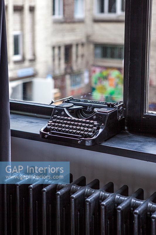 Machine à écrire vintage sur le rebord de la fenêtre
