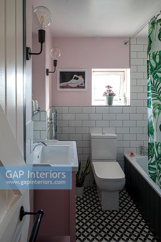 Salle de bains carrelée moderne avec des carreaux de sol à motifs
