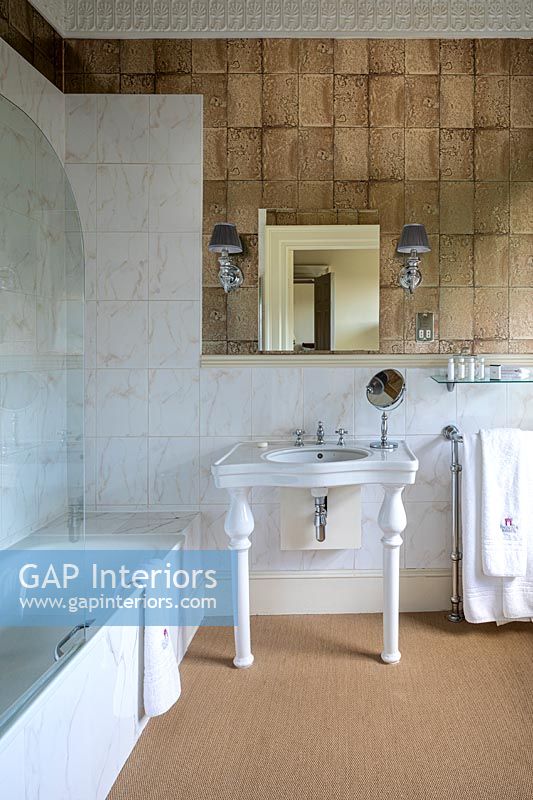 Salle de bain de style champêtre avec lavabo sur colonne et sol naturel