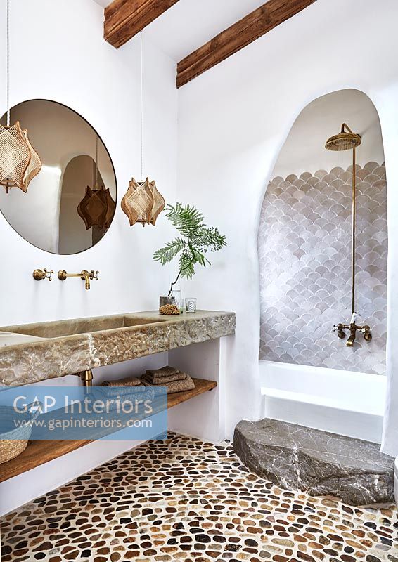 Salle de bain champêtre moderne avec sol en galets texturés