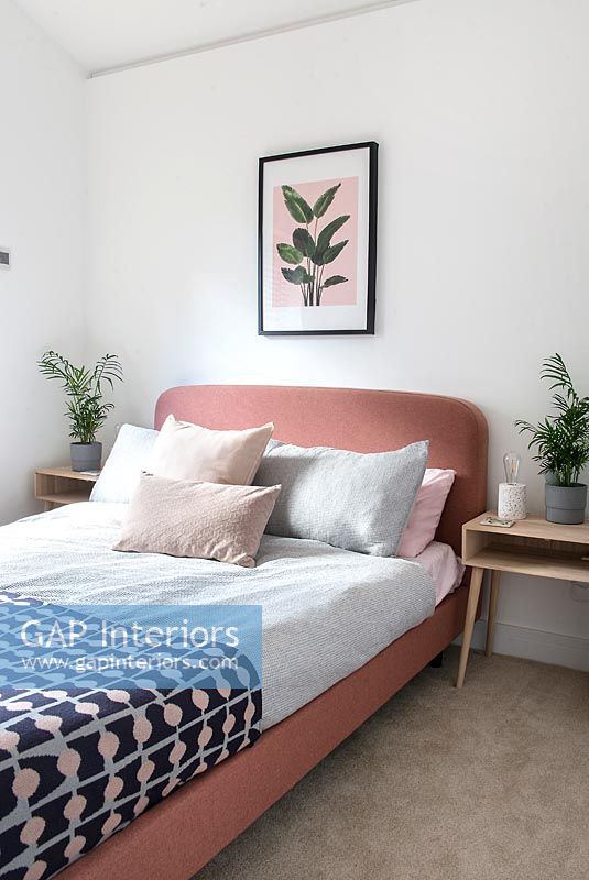 Chambre moderne avec tête de lit rose