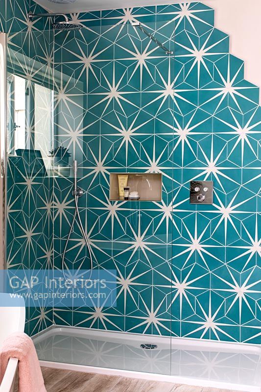 Carrelage à motifs étoiles dans la salle de bains moderne