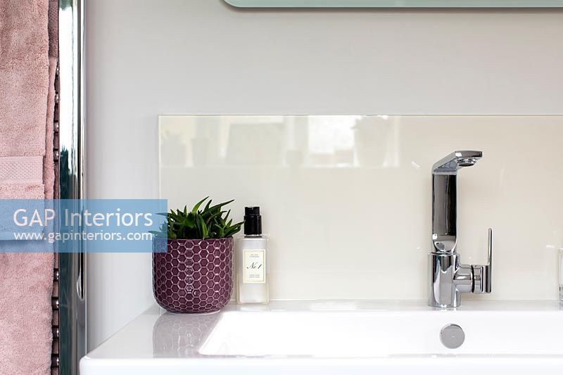 Lavabo de salle de bain moderne avec dosseret en plexiglas
