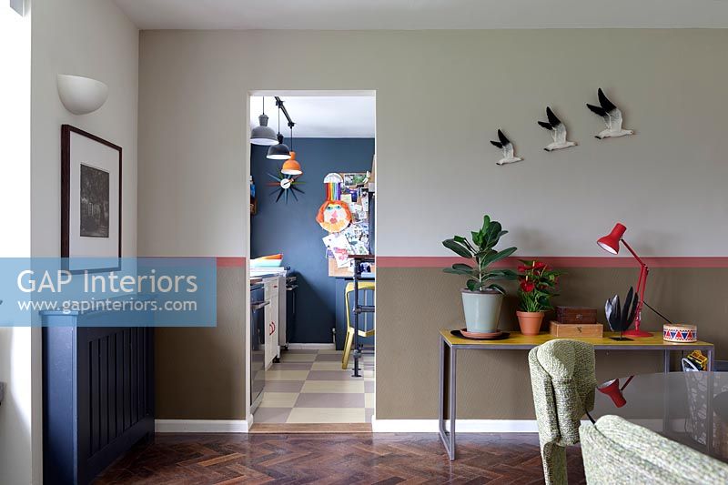 Vue dans la cuisine de la salle à manger moderne avec rail Dado peint et murs