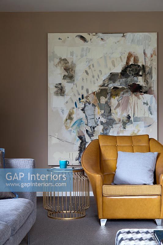 Fauteuil en cuir vintage dans un salon moderne