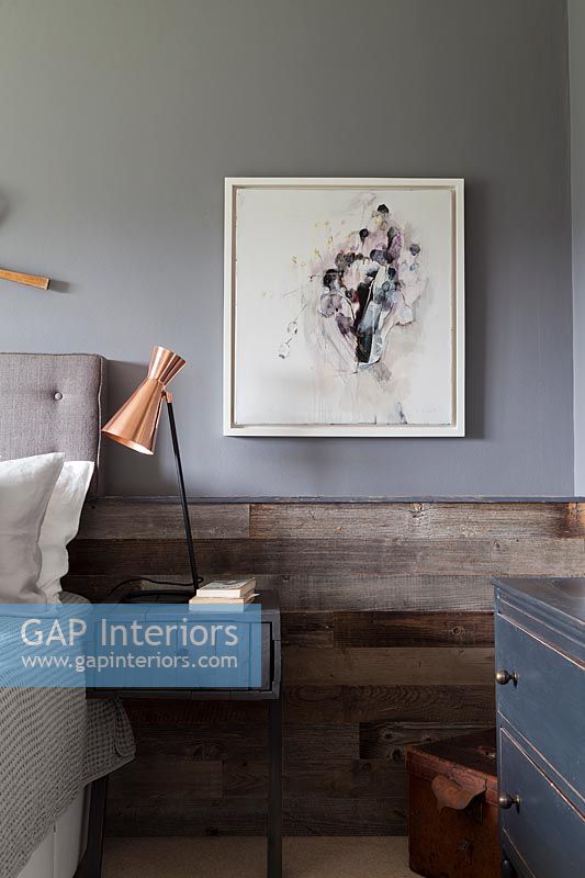Mur en bois texturé dans une chambre moderne peinte en gris