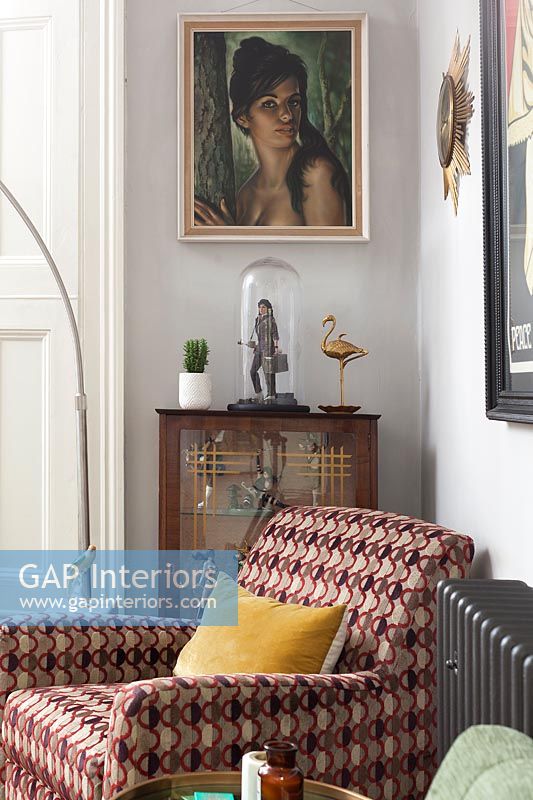 Fauteuil à motifs et ornements vintage dans un salon moderne