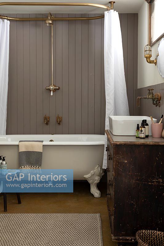 Salle de bain de campagne moderne avec des murs en bois peints