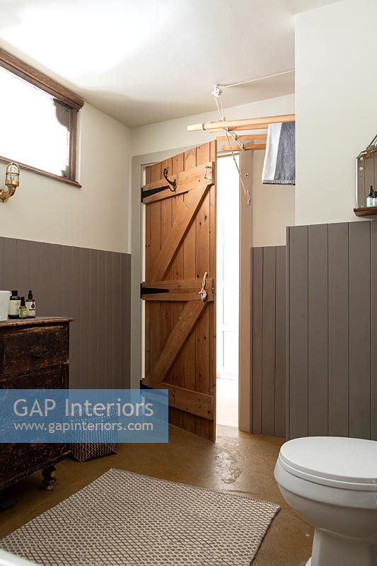 Porte de salle de bain intérieure en bois ouverte