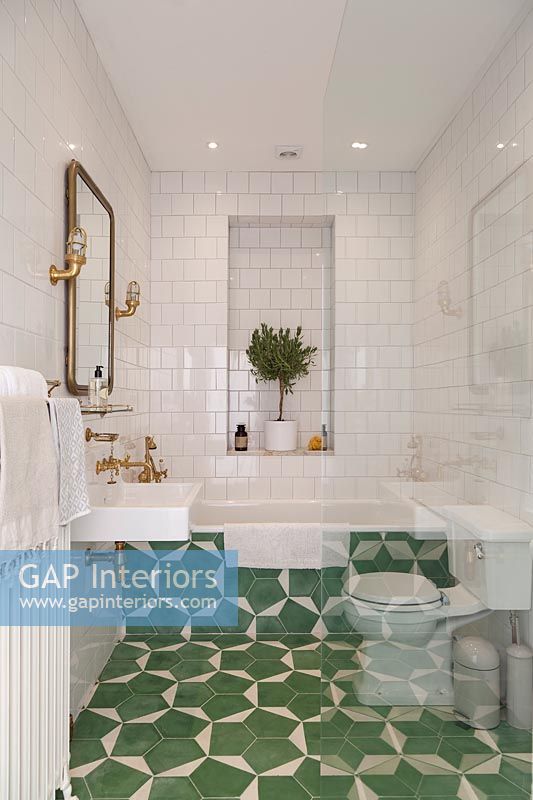 Carrelage à motifs vert et blanc sur le sol de la salle de bains moderne