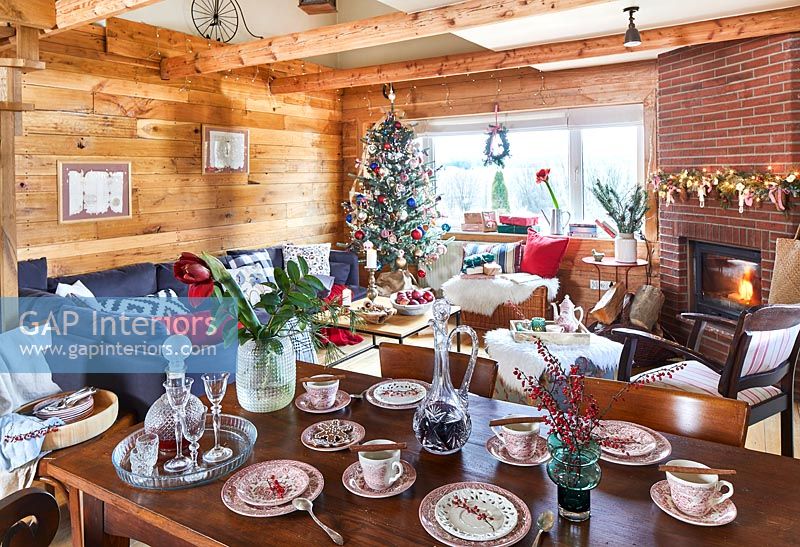 Espace de vie et salle à manger décloisonné moderne décoré pour Noël