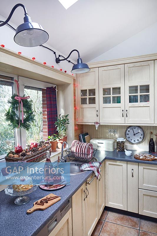 Guirlande lumineuse autour de la fenêtre de la cuisine de campagne avec des décorations de Noël