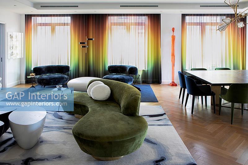 Espace de vie contemporain à aire ouverte avec des rideaux de couleur arc-en-ciel