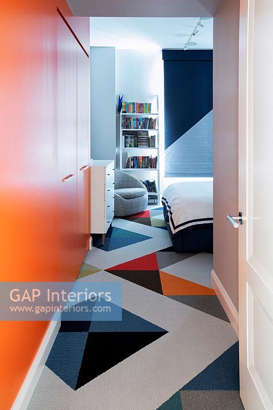 Revêtement de sol à motifs colorés dans une chambre moderne