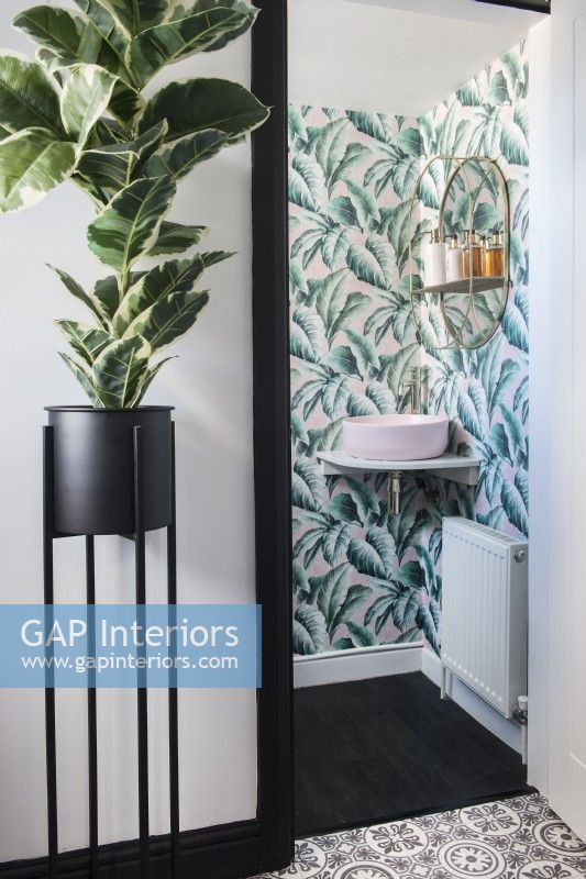 Vue dans la salle de bain moderne avec papier peint à motifs