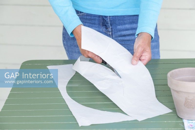 Utiliser des ciseaux pour découper un gabarit dans du papier