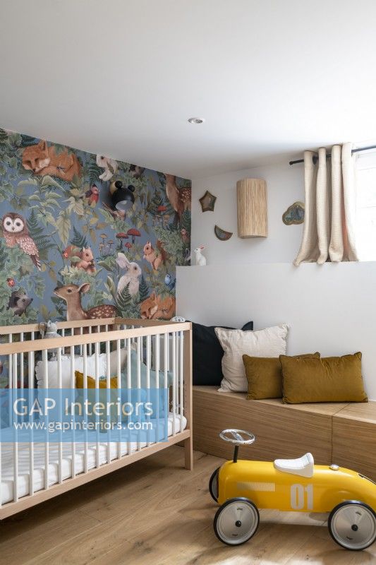 Petite chambre d'enfant avec papier peint et banc intégré