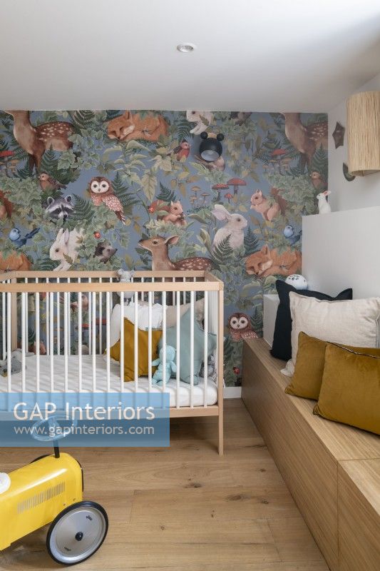Petite chambre d'enfant avec papier peint à imprimé animal