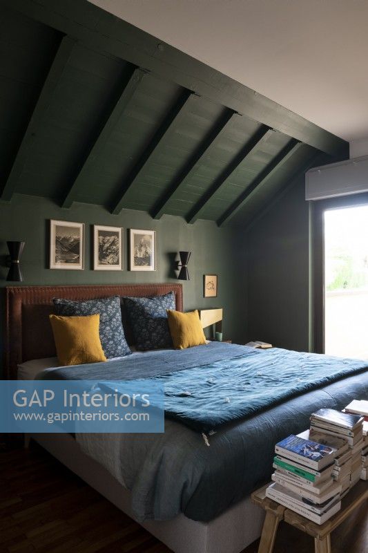 chambre principale confortable peinte en vert