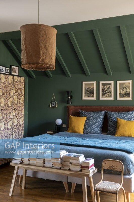 Chambre confortable peinte en vert