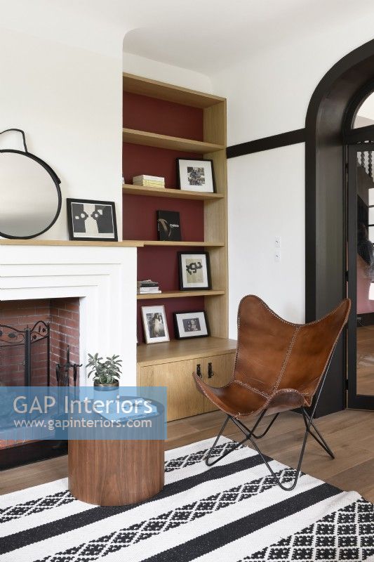 Chaise papillon en cuir dans un salon moderne